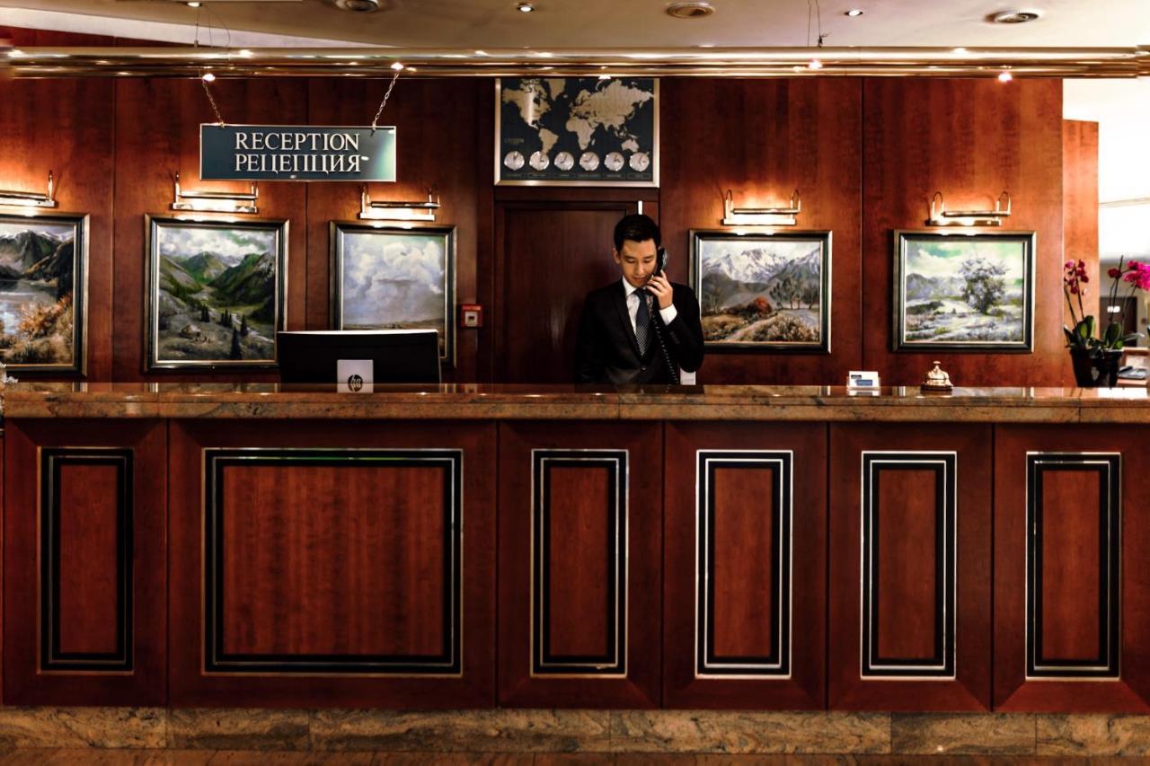 Rahat Palace Hotel Almatý Exterior foto Reception desk at a hotel