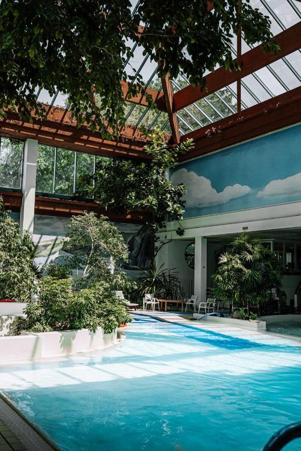 Rahat Palace Hotel Almatý Exterior foto The interior of the swimming pool