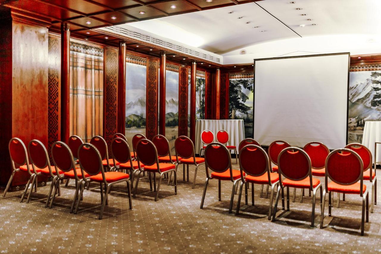 Rahat Palace Hotel Almatý Exterior foto A meeting room
