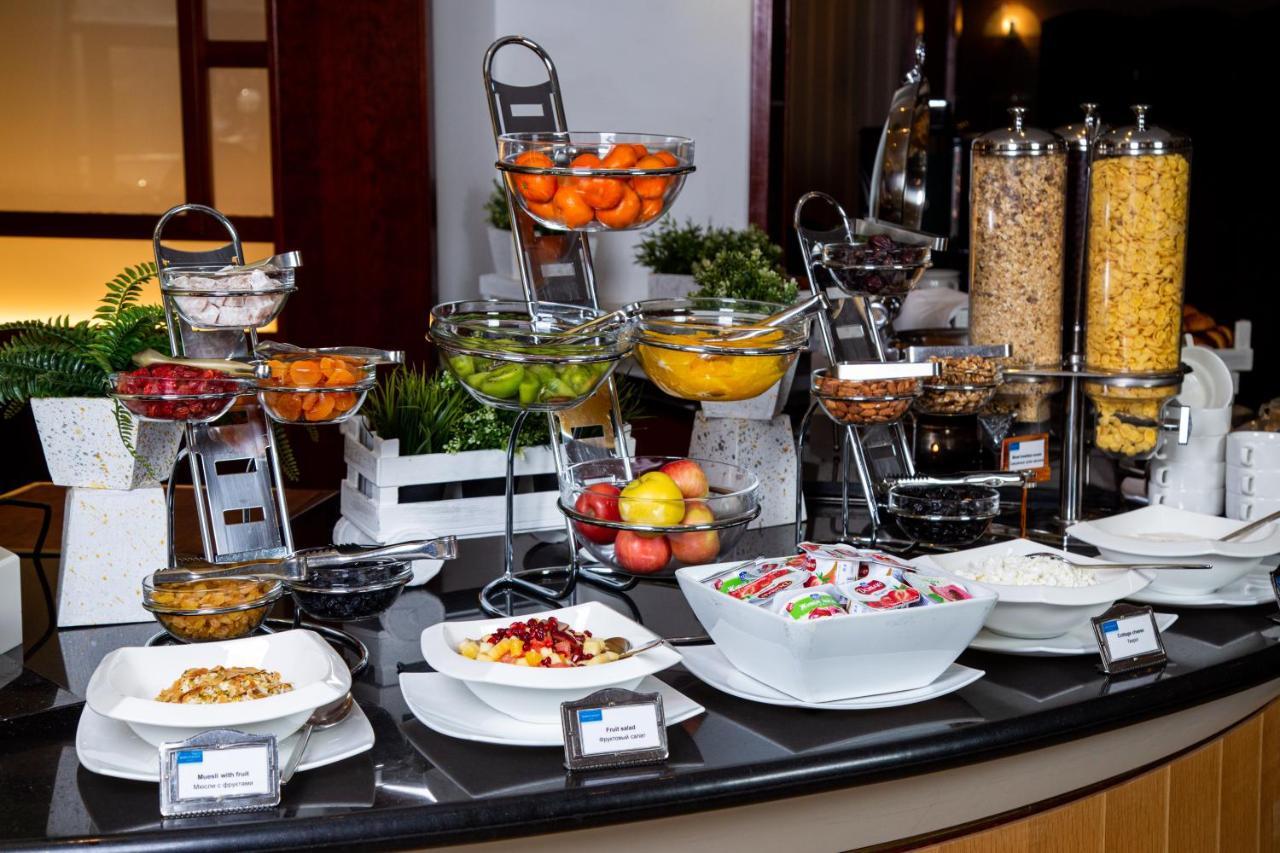 Rahat Palace Hotel Almatý Exterior foto A breakfast buffet