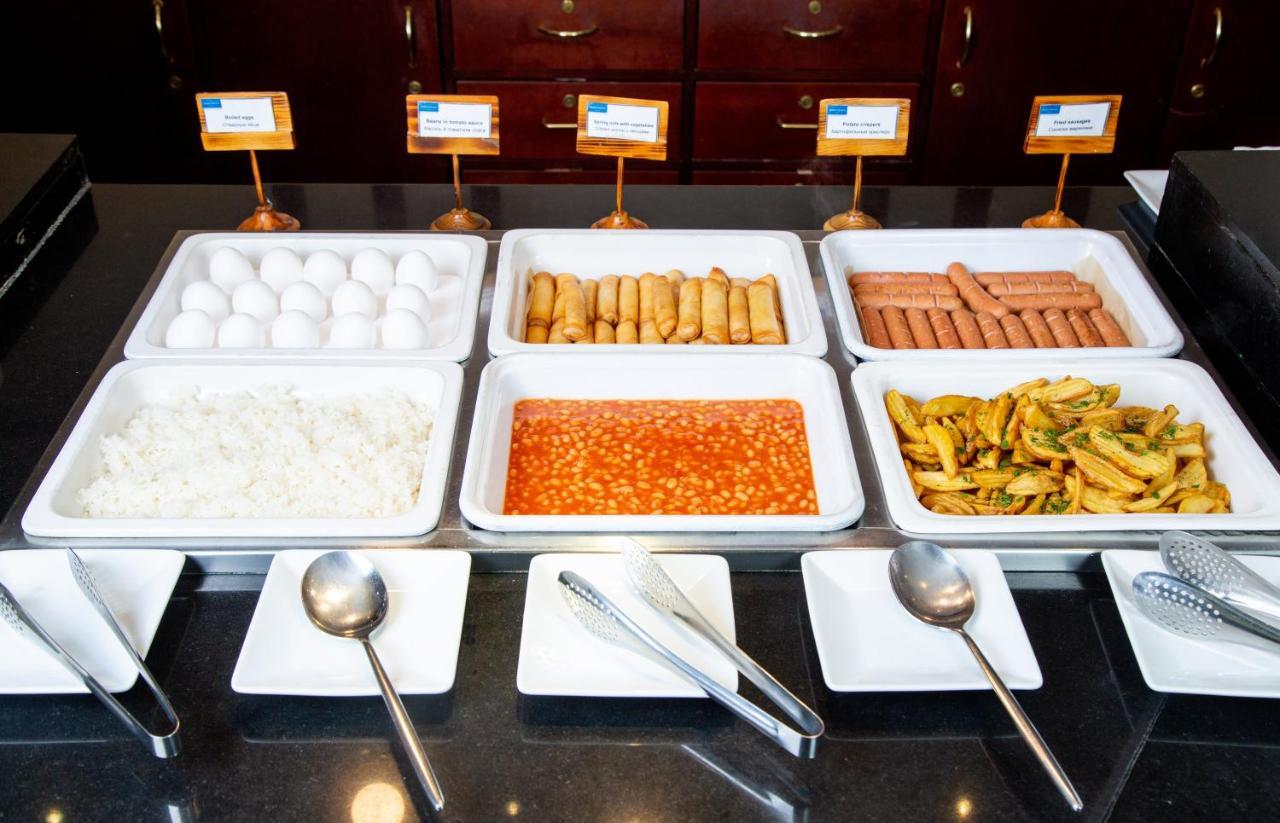 Rahat Palace Hotel Almatý Exterior foto A buffet with chafing dishes